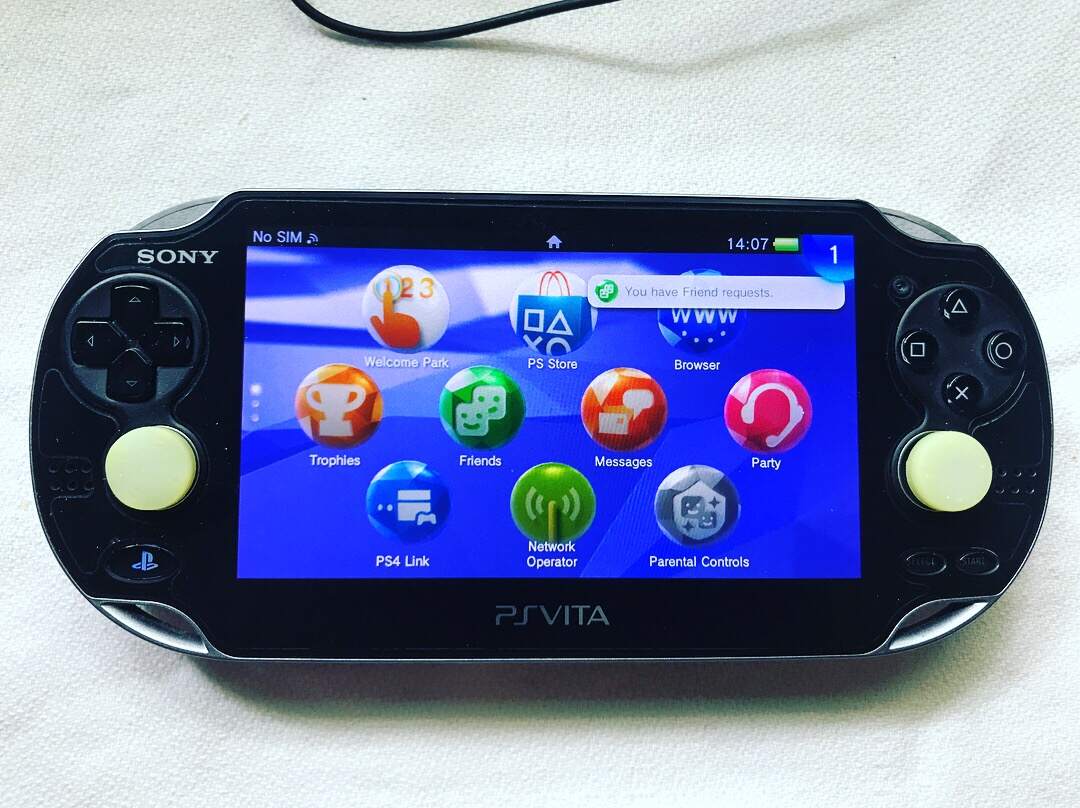 Ps Vita 1000 no hack + 8gb giá rẻ 1.700.000đ Nhật tảo