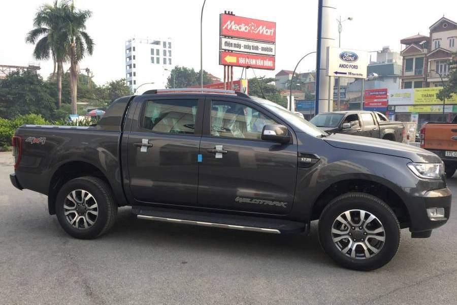 ban-ford-ranger-3-2-wildtrak-2018-mau-xam-giao-ngay-co-tra-gop-1476647287_large - Copy.JPG